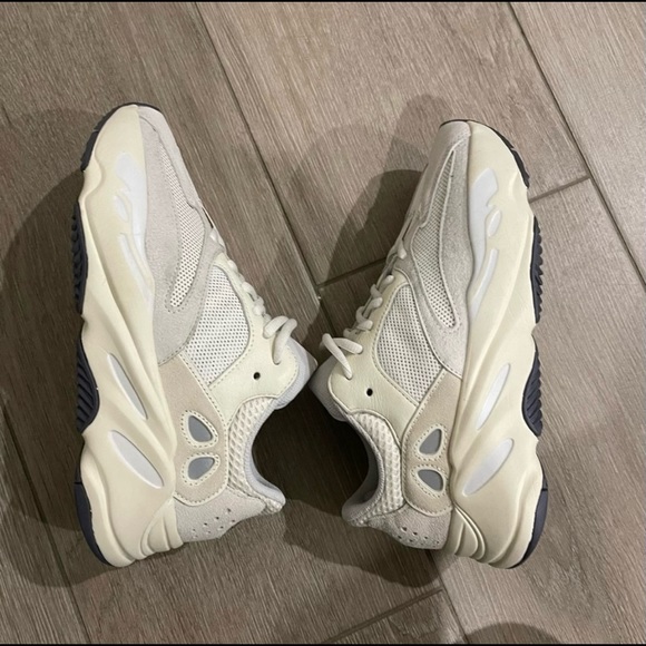 Yeezy 700 v2 Analong - Picture 3 of 5